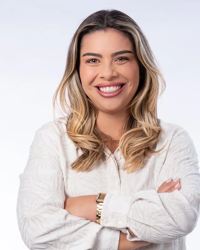 Retrato de Maiara Cunha de braços cruzados
