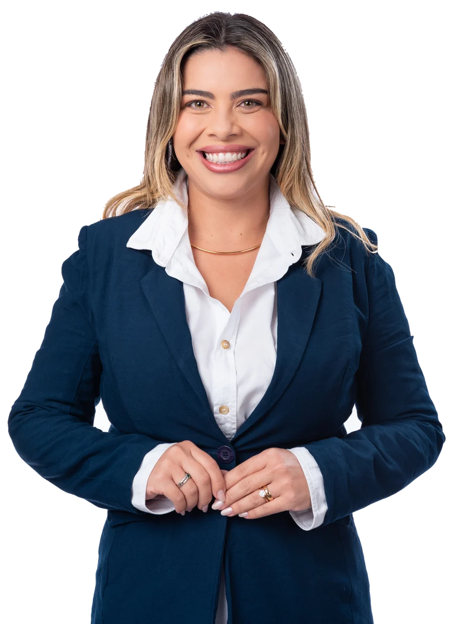 Maiara Cunha, de blazer azul-marinho, sorrindo